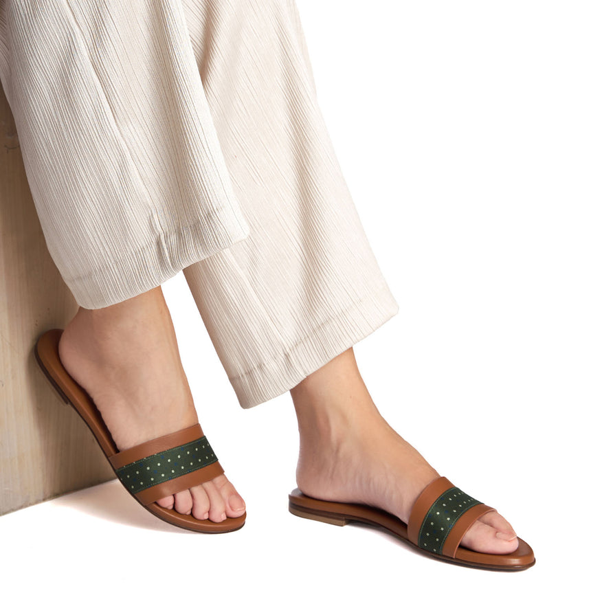 SIGNATURE ICONOGRAPHIC FLAT SANDAL